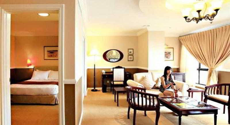 The Apartments At Merdeka Palace Hotel Kuching Bagian luar foto